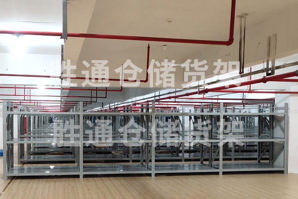 詩(shī)瑞豐服飾中型貨架.jpg
